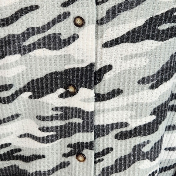 Rolla Coster White Black Grey Camo Back Button Thermal Long Sleeve Top Sz Large - Picture 6 of 9